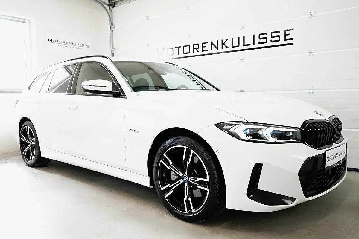 BMW 3 Series 2022 photo 2