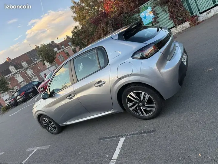 Peugeot 208 2021 photo 2