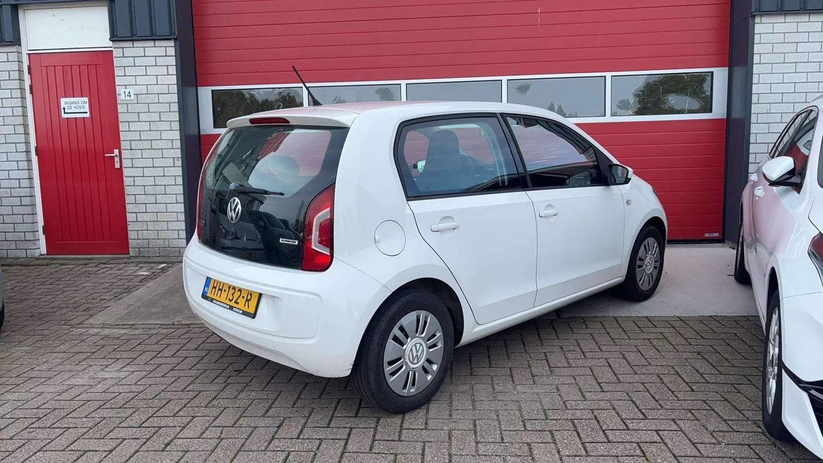 Volkswagen Up 2015 photo 2