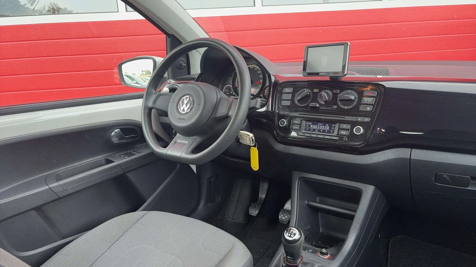 Volkswagen Up 2015 photo 3
