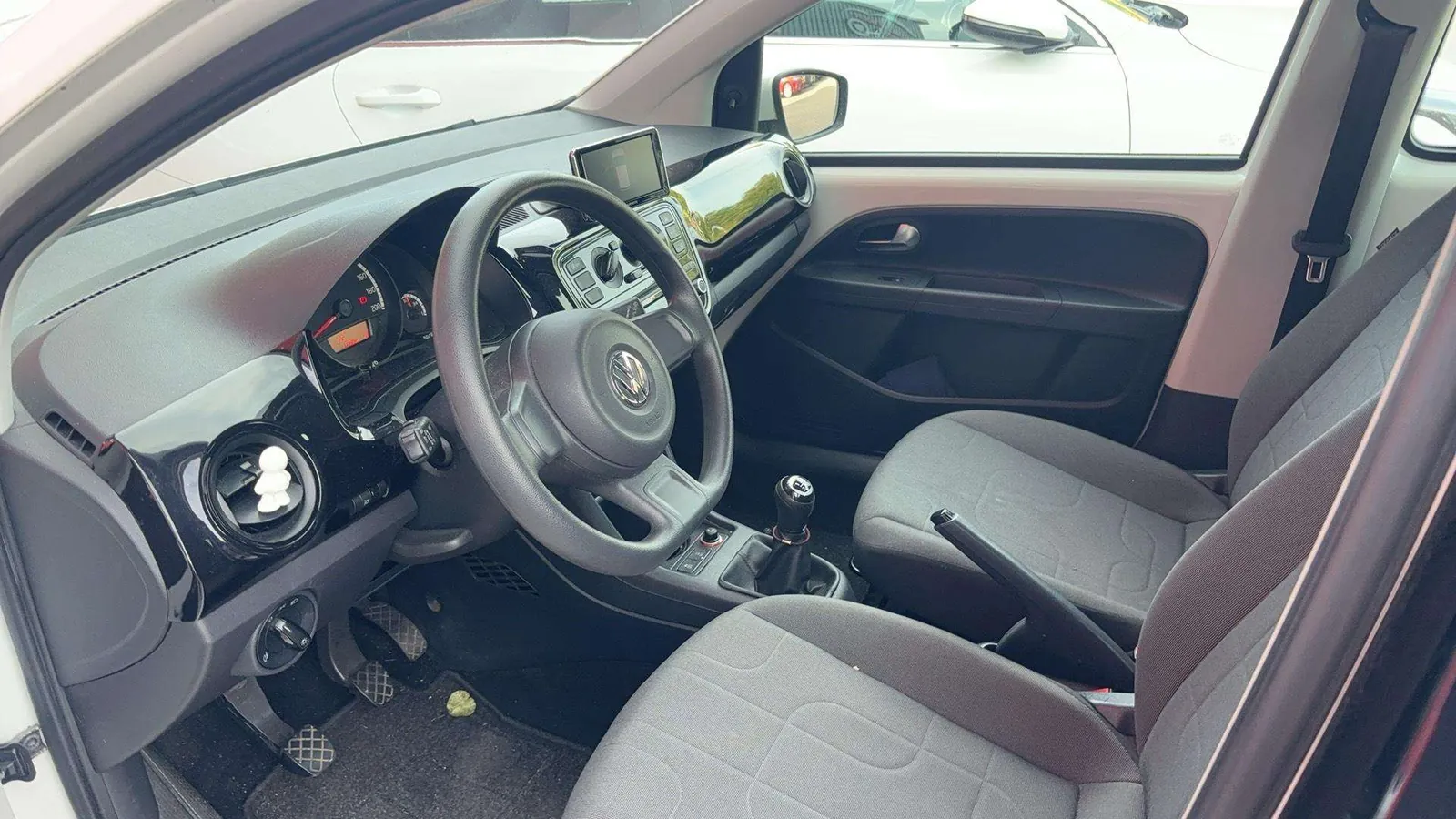 Volkswagen Up 2015 photo 4