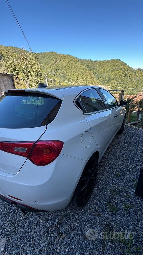Alfa Romeo Giulietta 2012 photo 3