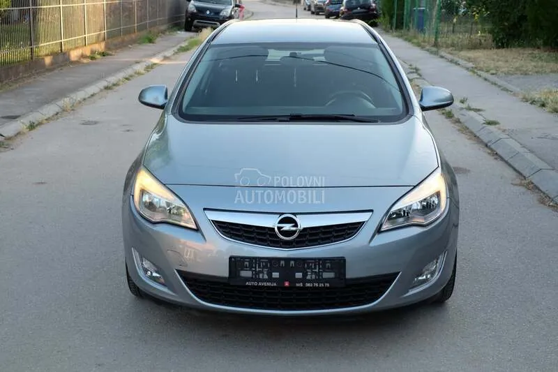 Opel Astra J 2012 photo 2