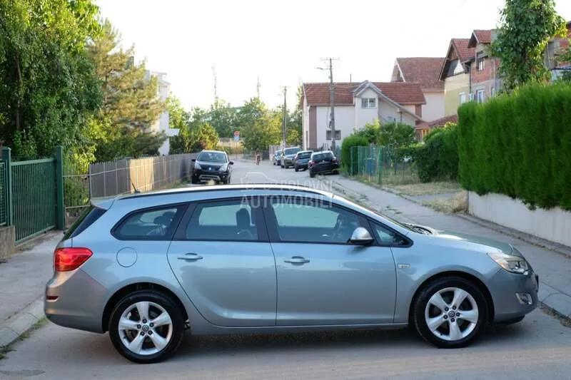 Opel Astra J 2012 photo 5