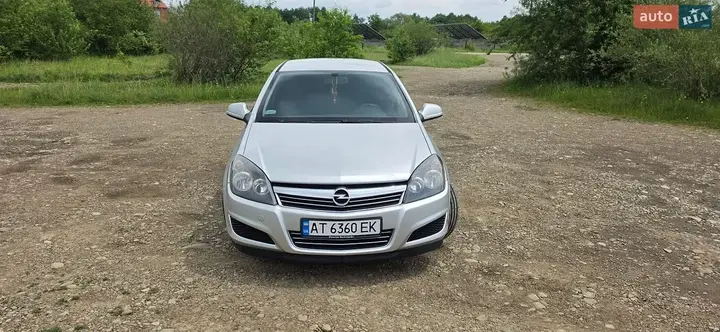 Opel Astra 2010 photo 2