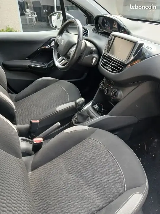 Peugeot 208 2015 photo 3
