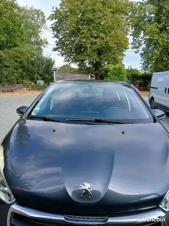Peugeot 208 2015 photo 2