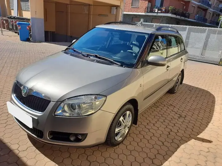 Skoda Fabia 2011 photo 2