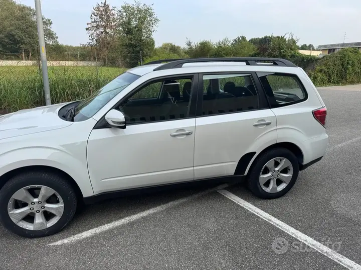 Subaru Forester 2011 photo 2