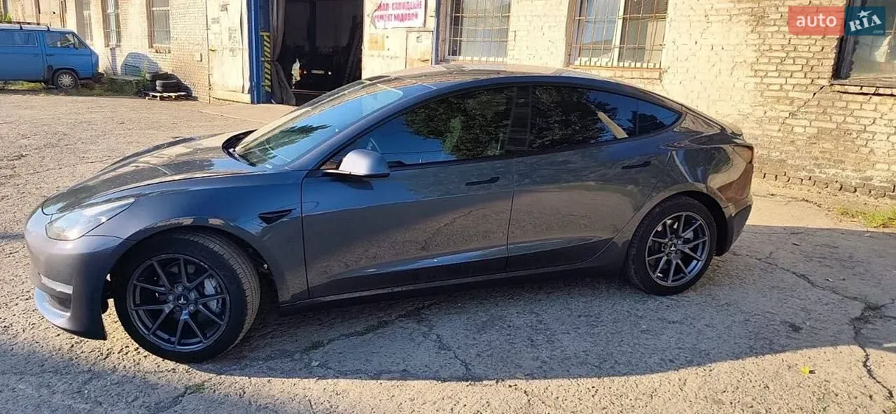 Tesla Model 3 2023 photo 2