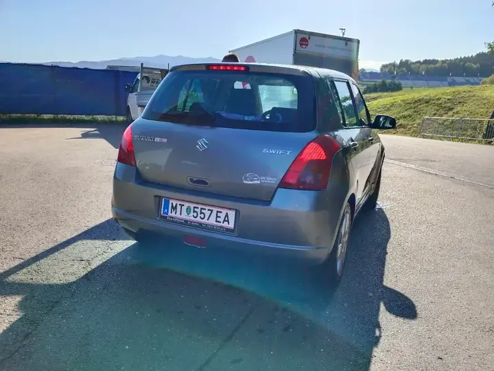 Suzuki Swift 2005 photo 2