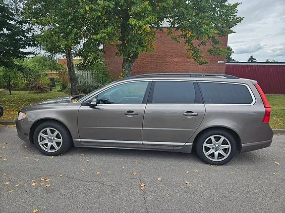 Volvo V70 2010 photo 2