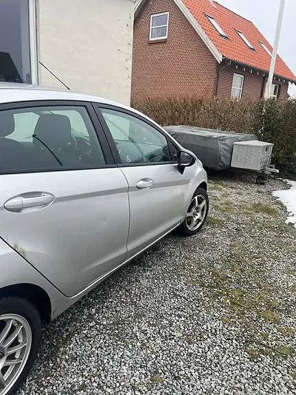 Ford Fiesta 2010 photo 2
