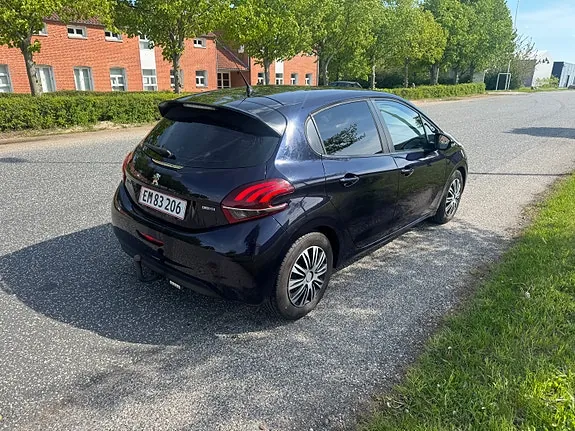 Peugeot 208 2015 photo 4