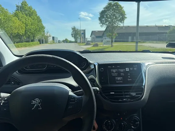 Peugeot 208 2015 photo 5