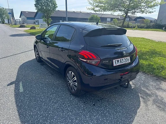 Peugeot 208 2015 photo 3