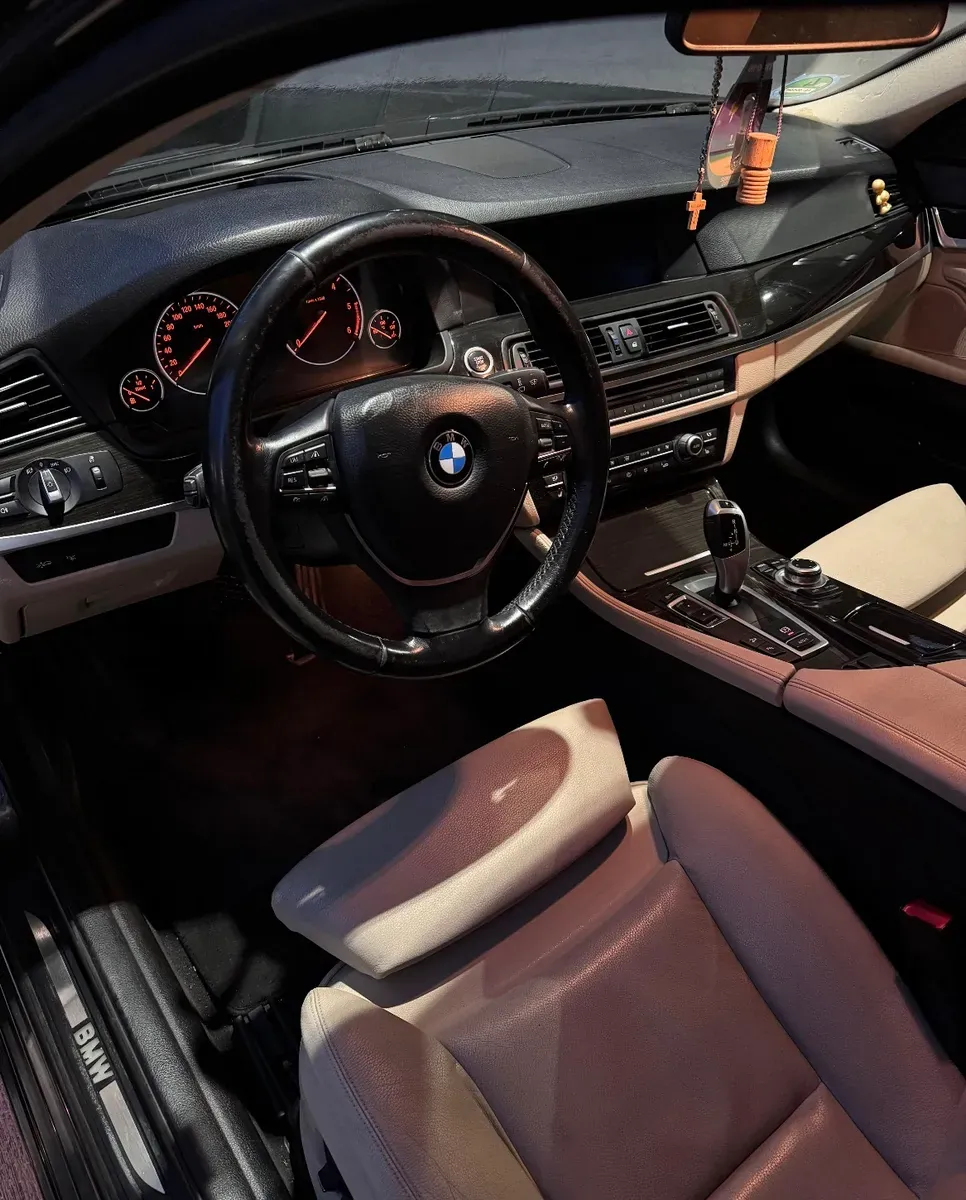 BMW 5 Series 2012 photo 2
