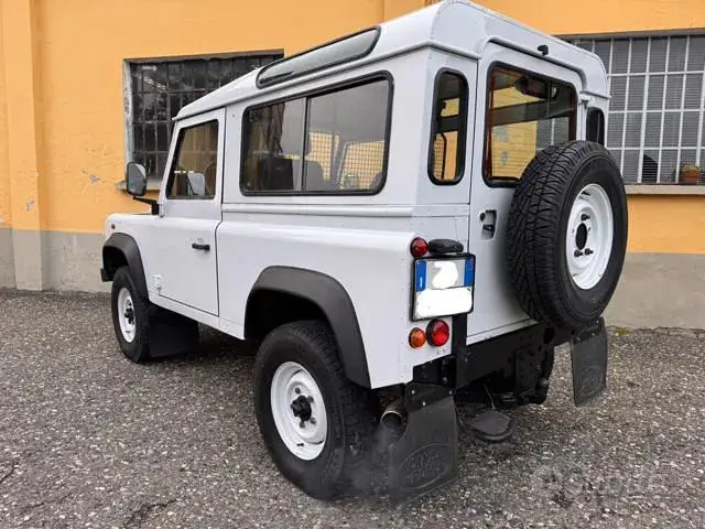 Land Rover Defender 2014 photo 4