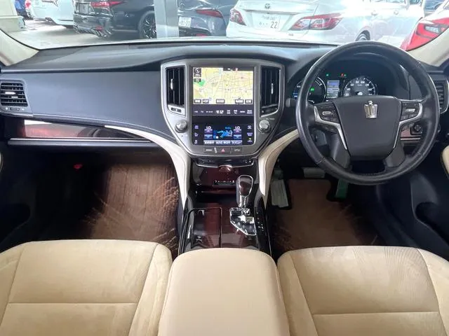 Toyota Crown Royal Hybrid 2018 photo 2