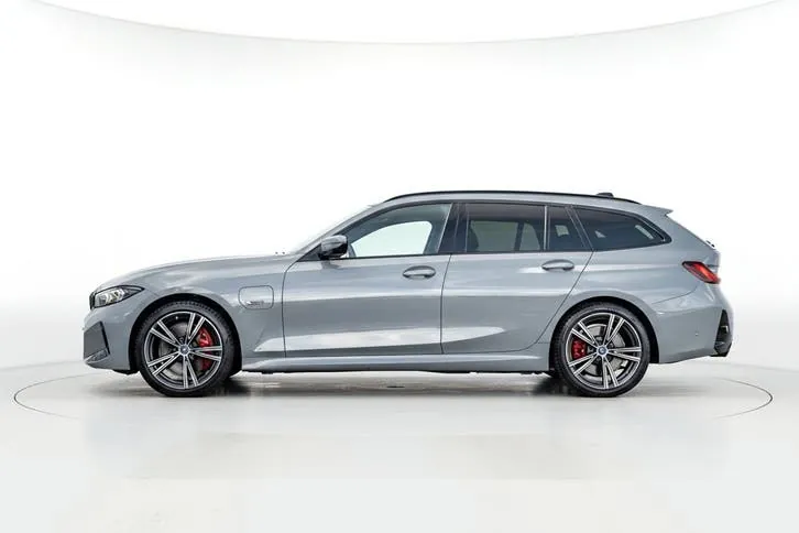 BMW 3 Series 2023 photo 2