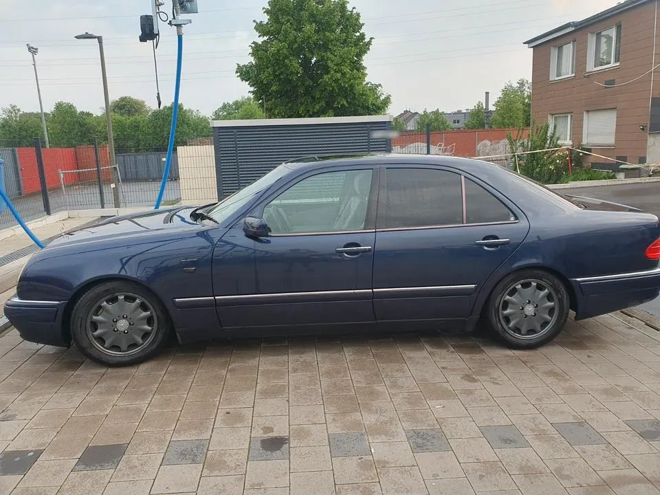 Mercedes-Benz E 320
