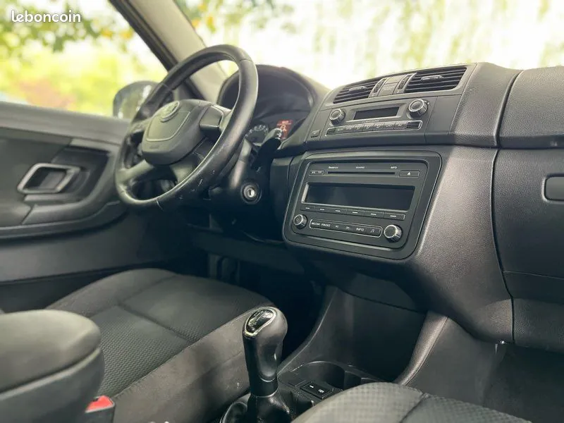 Skoda Fabia 2010 photo 4