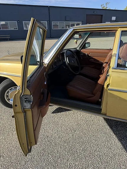 Mercedes-Benz 200 1975 photo 4