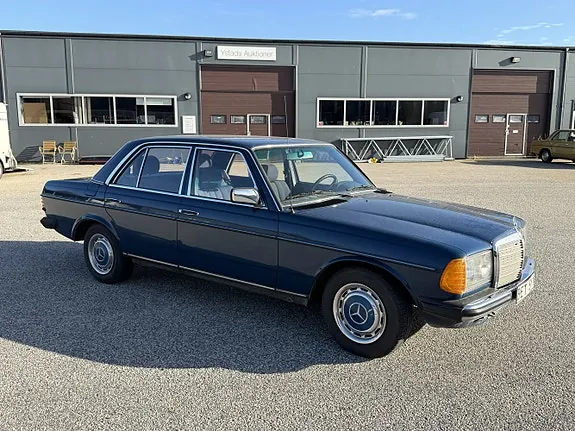 Mercedes-Benz 200 1975 photo 5