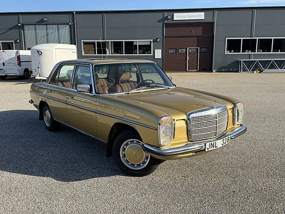 Mercedes-Benz 200 1975 photo 2