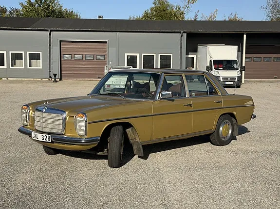 Mercedes-Benz 200 1975 photo 3