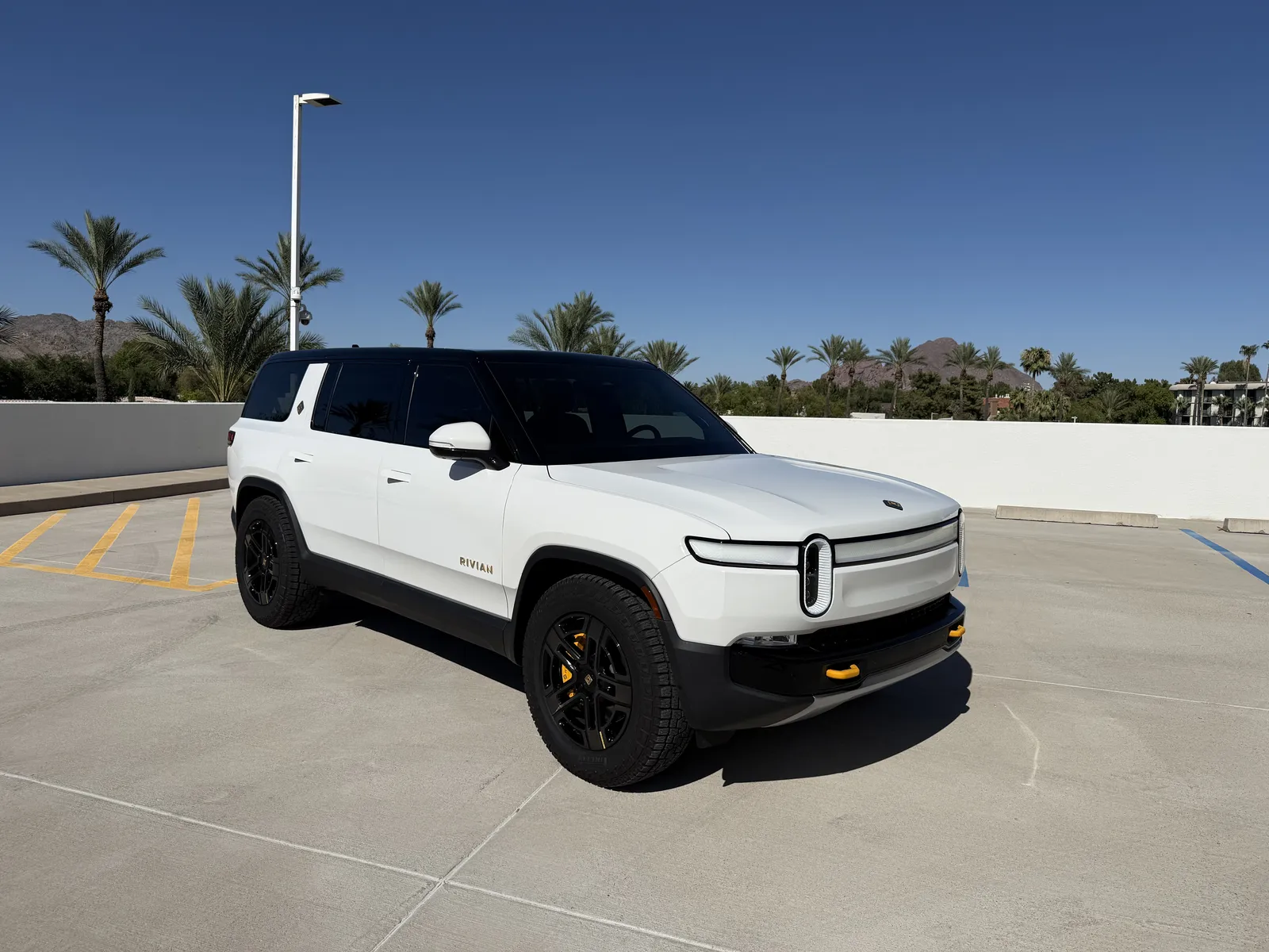 Rivian R1S