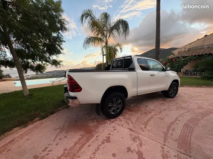 Toyota Hilux 2023 photo 2