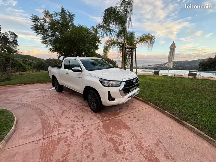 Toyota Hilux 2023 photo 3