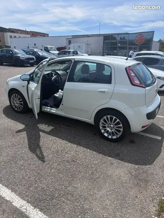 Fiat Grande Punto 2011 photo 2