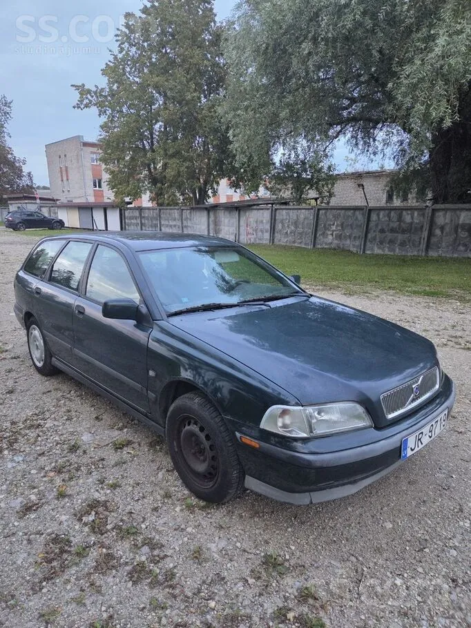 Volvo V40 1999 photo 2