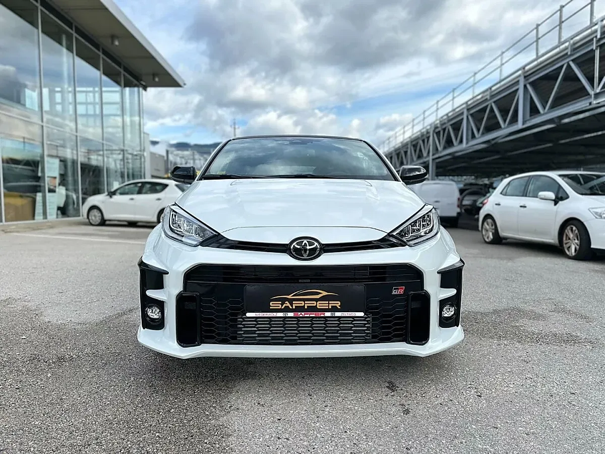 Toyota Yaris 2024 photo 2