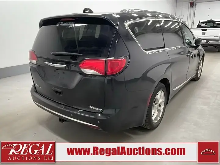 Chrysler Pacifica 2018 photo 3