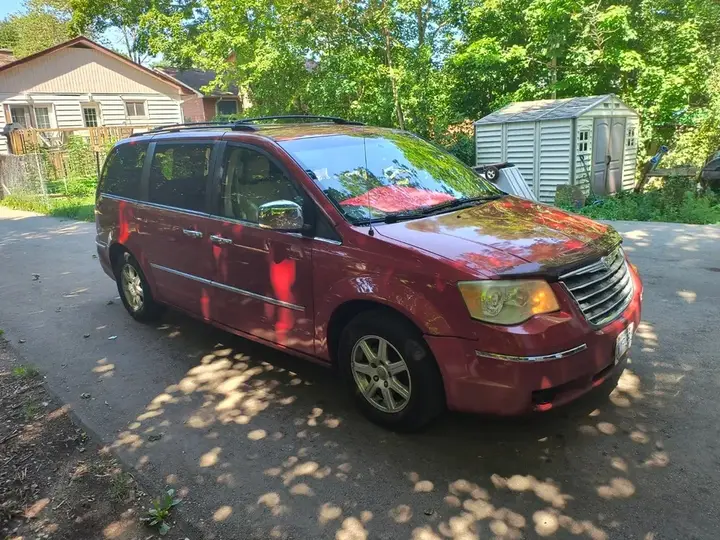 Chrysler Town & Country 2009 photo 2