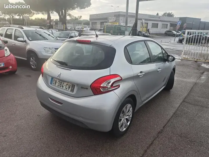 Peugeot 208 2012 photo 2