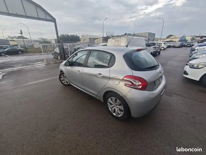 Peugeot 208 2012 photo 3