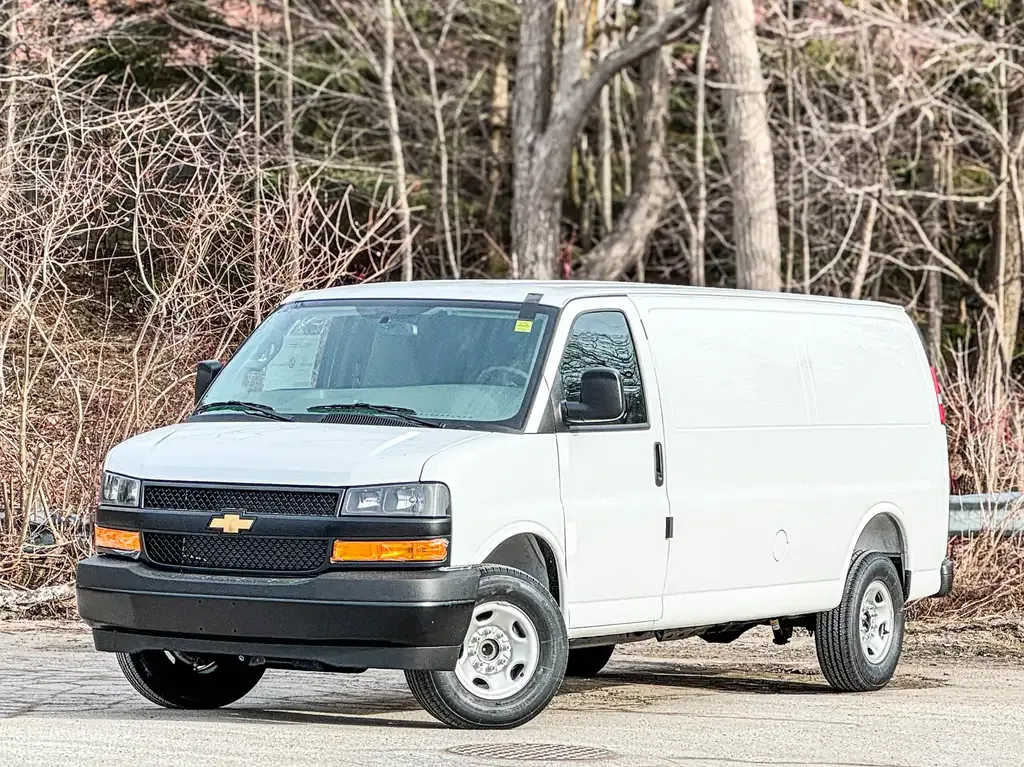 Chevrolet Express 3500 2026 photo 2