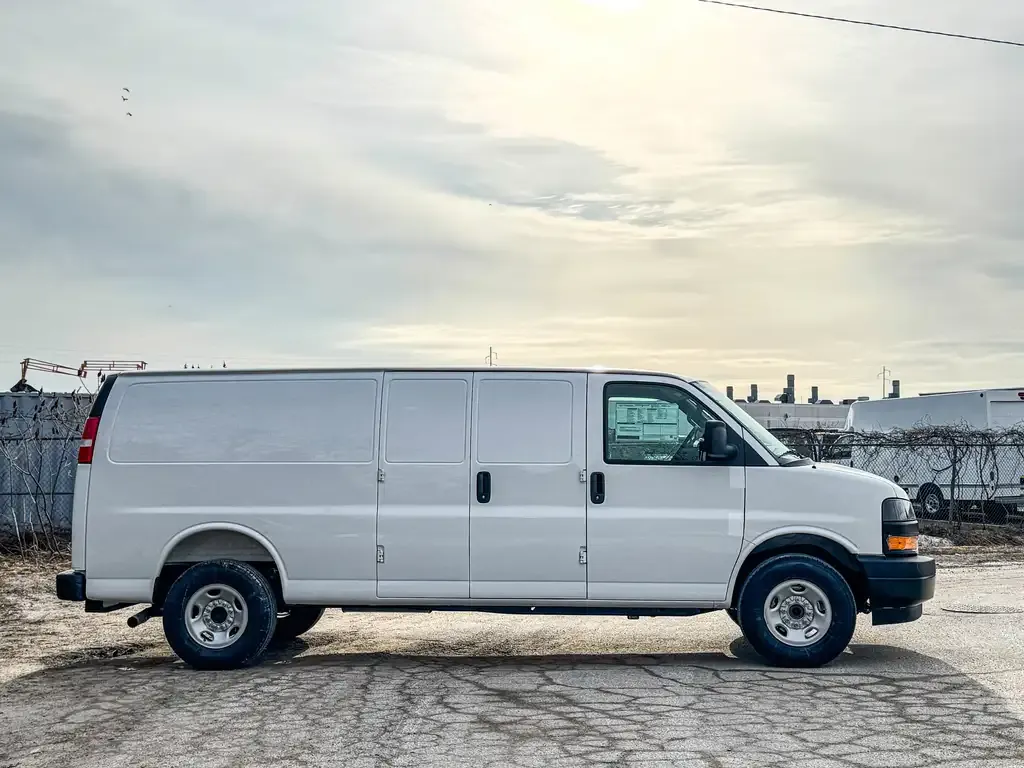Chevrolet Express 3500 2026 photo 3