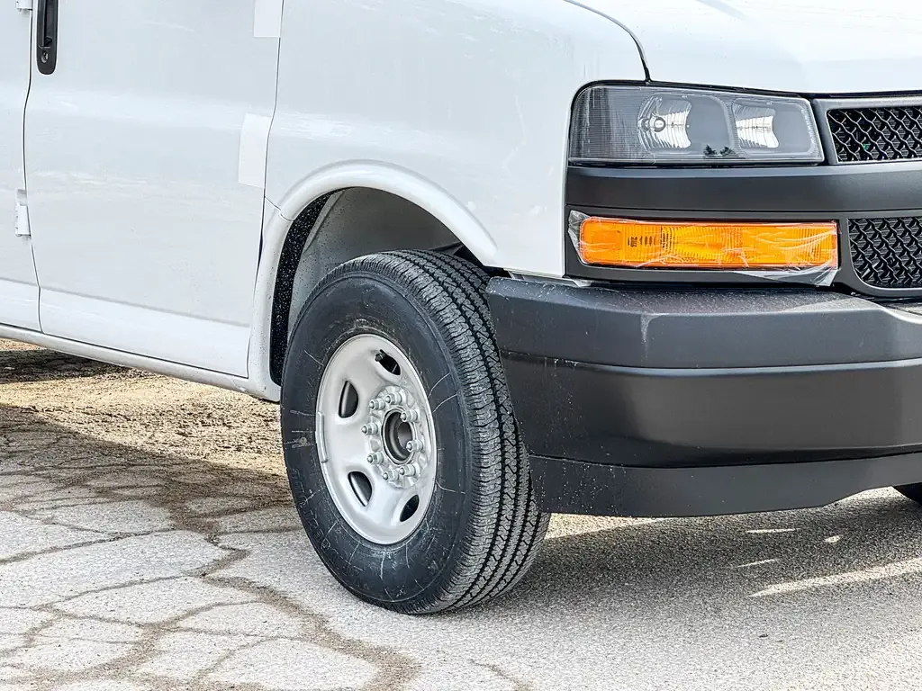 Chevrolet Express 3500 2026 photo 5