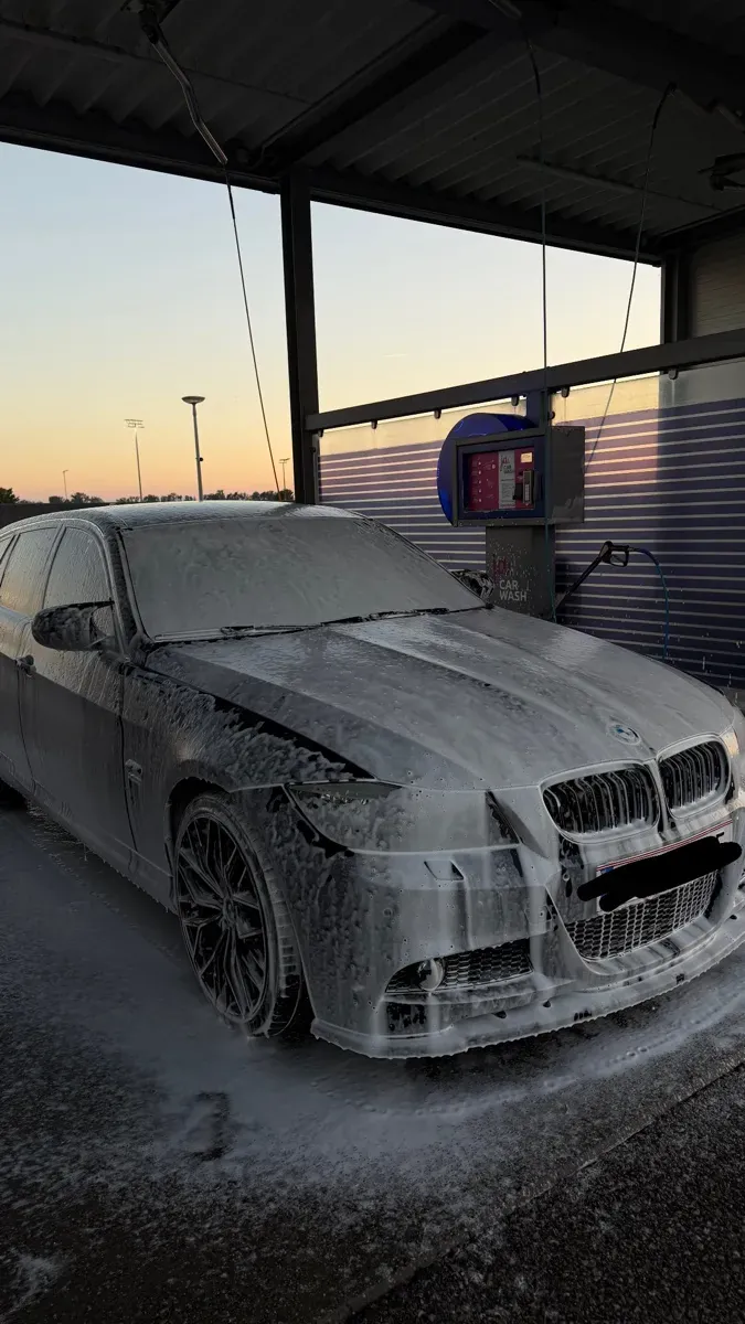 BMW 3 Series 2011 photo 2