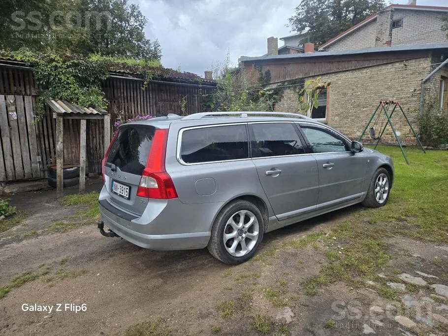 Volvo V70 2012 photo 2