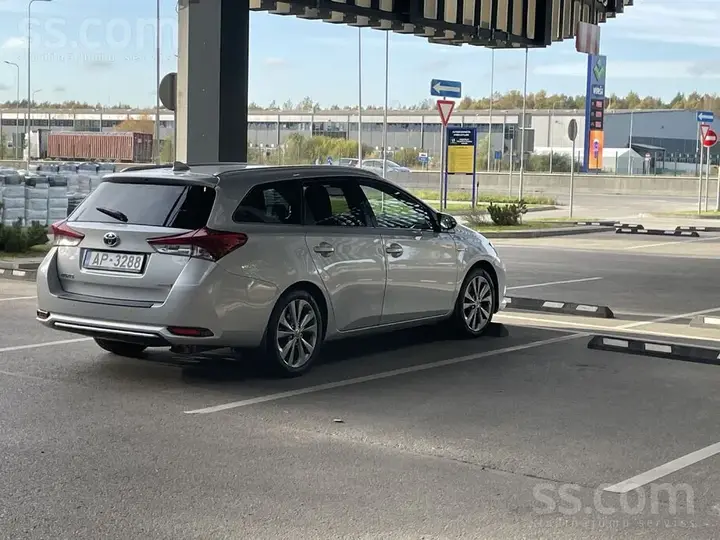 Toyota Auris 2017 photo 2