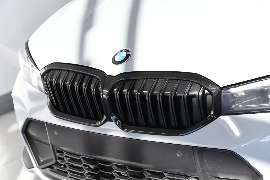 BMW 3 Series 2023 photo 3