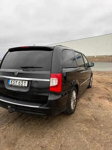 Lancia Voyager 2015 photo 2