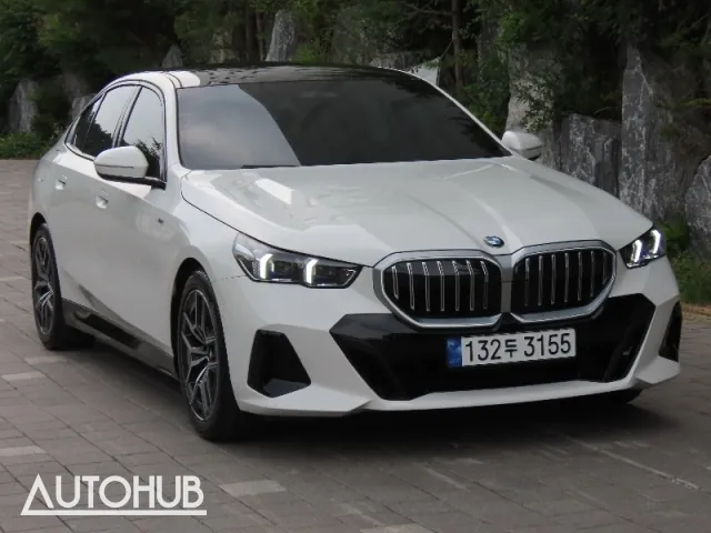 BMW 5 Series 2023 photo 2