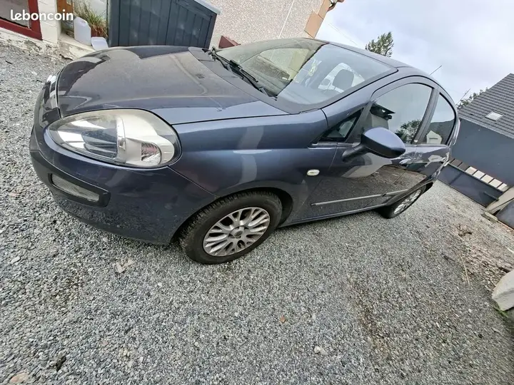 Fiat Grande Punto 2010 photo 2